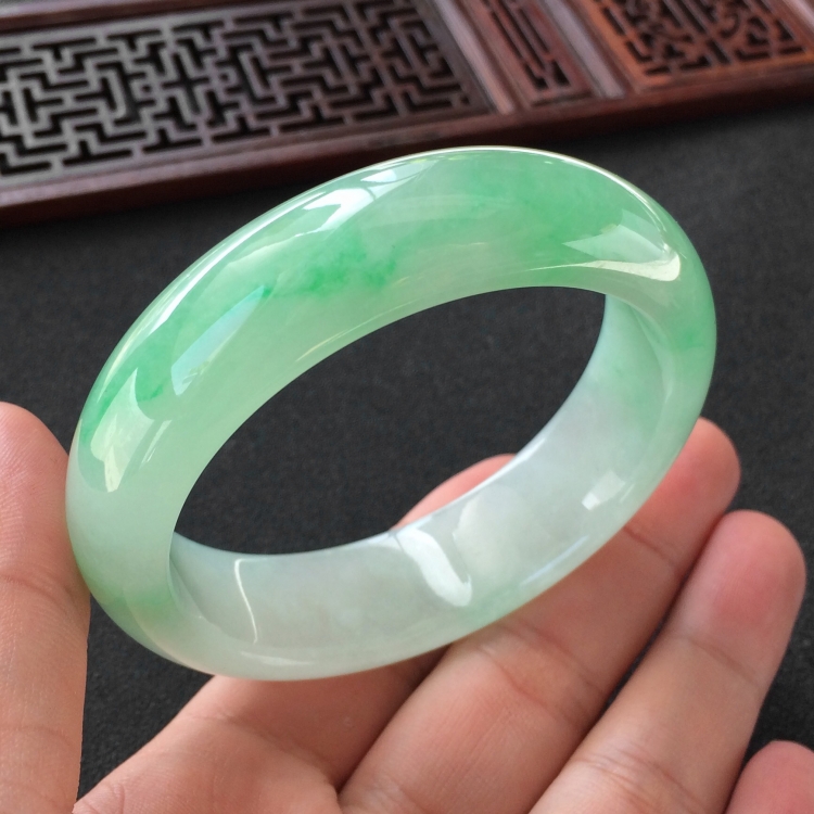 (超值推荐)糯冰种飘翠手镯(56.6mm)