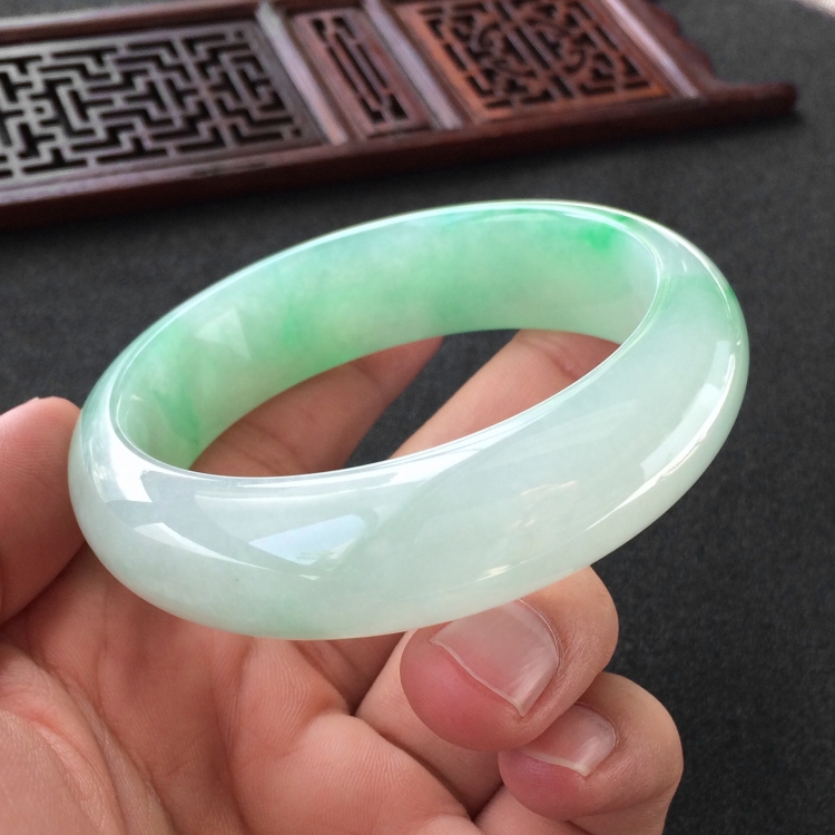 (超值推荐)糯冰种飘翠手镯(56.6mm)