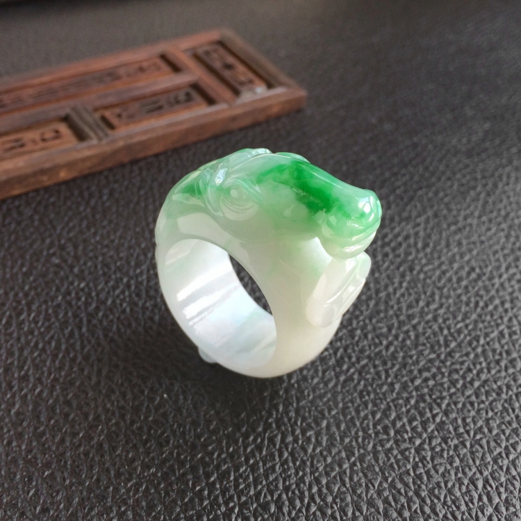 (超值推荐)糯冰种飘翠马到成功扳指