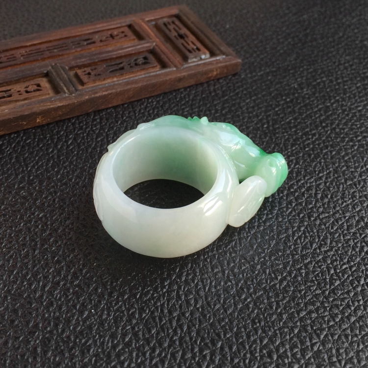 (超值推荐)糯冰种飘翠马到成功扳指
