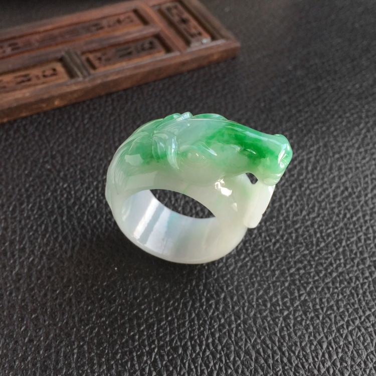 (超值推荐)糯冰种飘翠马到成功扳指