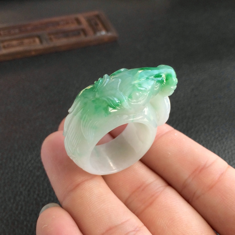 (超值推荐)糯冰种飘翠马到成功扳指