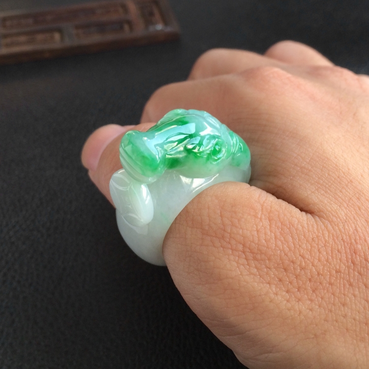 (超值推荐)糯冰种飘翠马到成功扳指