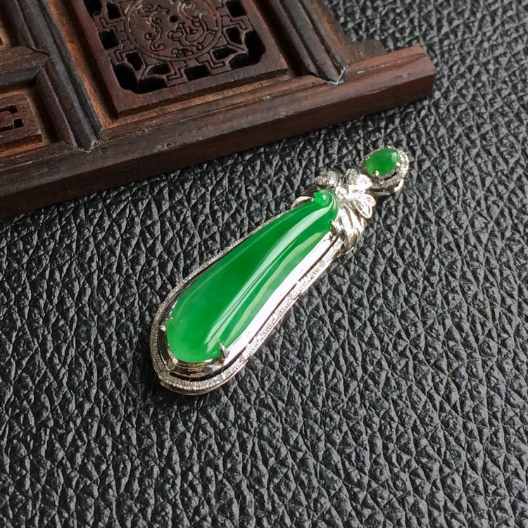 (超值推荐)糯冰种翠色镶白金钻石福瓜胸坠