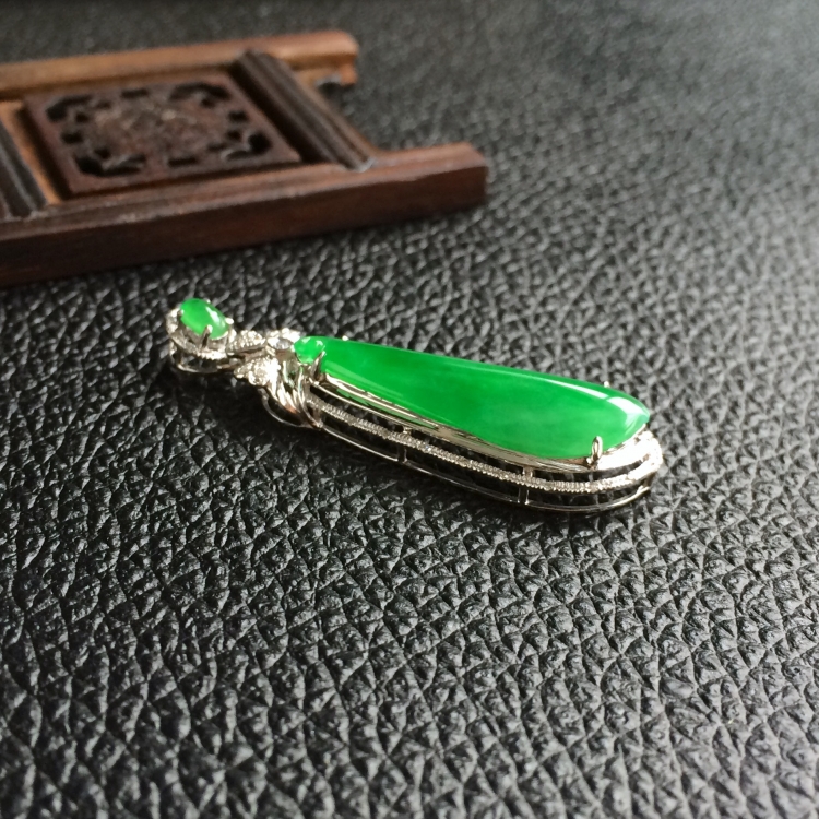 (超值推荐)糯冰种翠色镶白金钻石福瓜胸坠