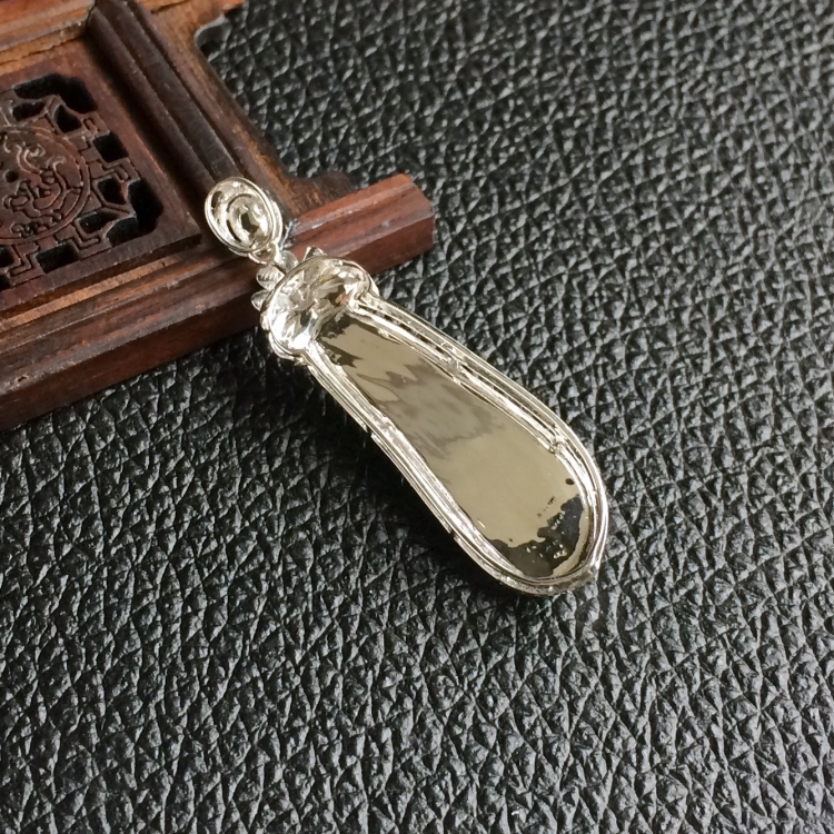 (超值推荐)糯冰种翠色镶白金钻石福瓜胸坠