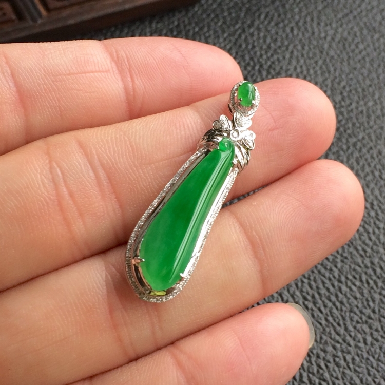 (超值推荐)糯冰种翠色镶白金钻石福瓜胸坠
