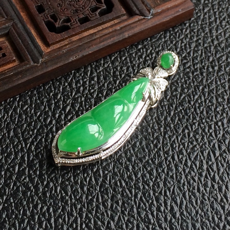 (超值推荐)糯冰种翠色镶白金钻石福豆胸坠