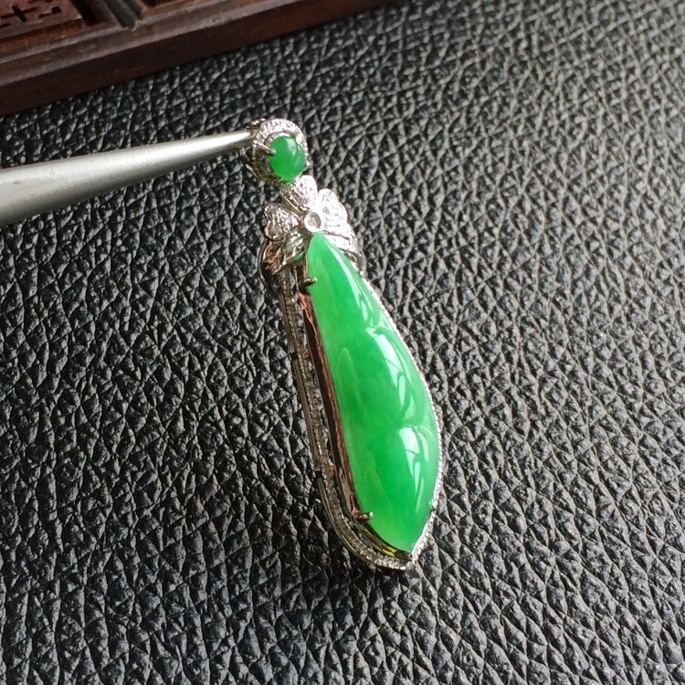 (超值推荐)糯冰种翠色镶白金钻石福豆胸坠