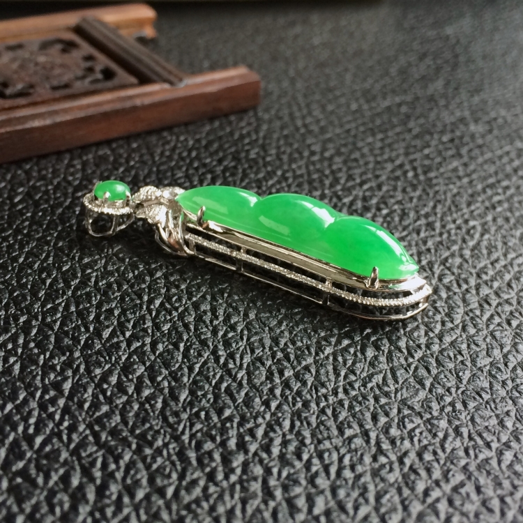 (超值推荐)糯冰种翠色镶白金钻石福豆胸坠