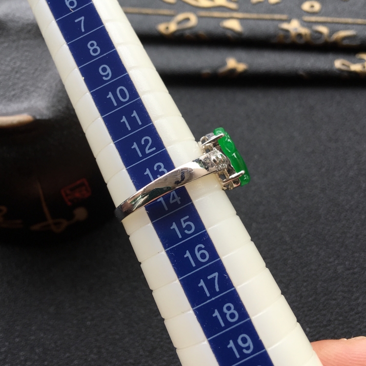 (超值推荐)糯冰种阳绿镶白金钻石貔貅戒指
