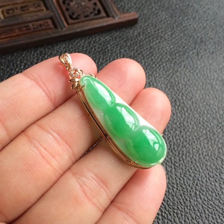 (超值推荐)糯冰种翠色镶玫瑰金福豆胸坠
