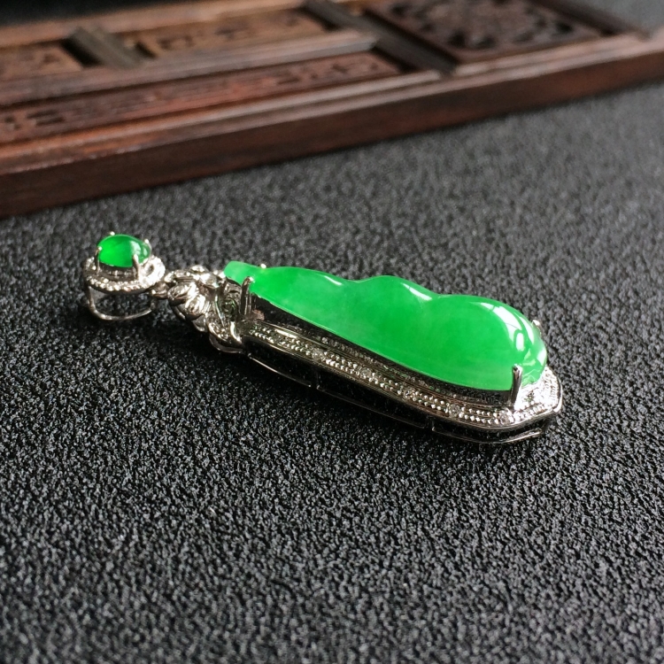 (超值推荐)糯冰种翠色镶白金钻石福豆胸坠
