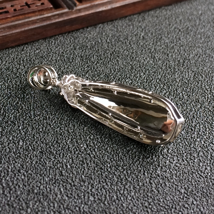 (超值推荐)糯冰种翠色镶白金钻石福豆胸坠