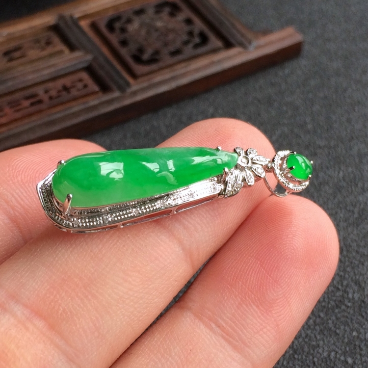 (超值推荐)糯冰种翠色镶白金钻石福豆胸坠