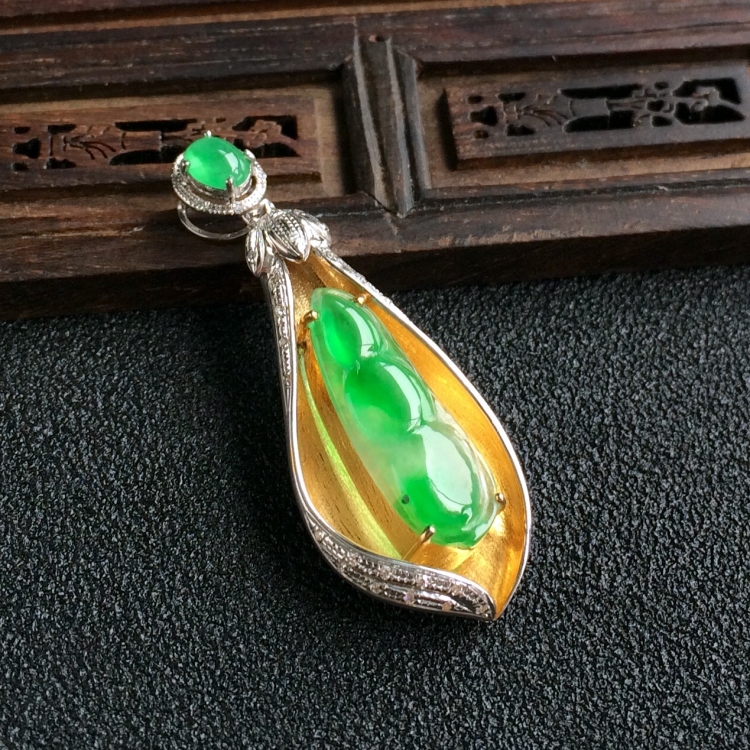 (超值推荐)冰种翠色镶彩金钻石福豆胸坠