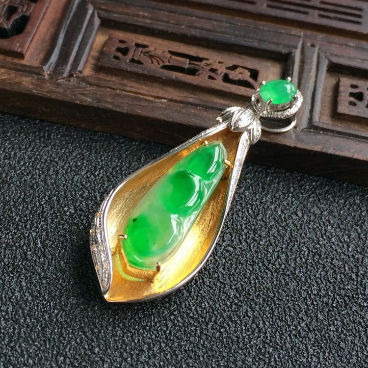 (超值推荐)冰种翠色镶彩金钻石福豆胸坠