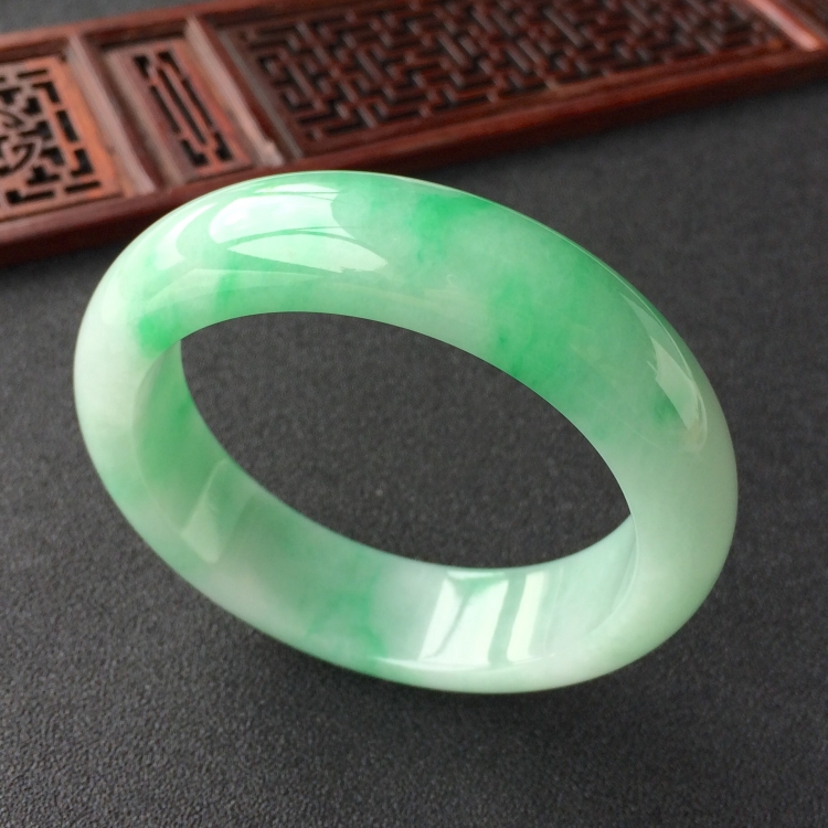 (超值推荐)糯冰种飘翠手镯(56.6mm)