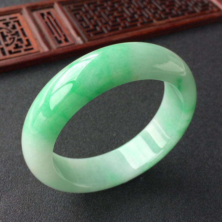 (超值推荐)糯冰种飘翠手镯(56.6mm)