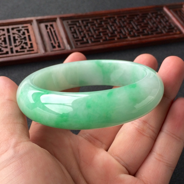 (超值推荐)糯冰种飘翠手镯(56.6mm)