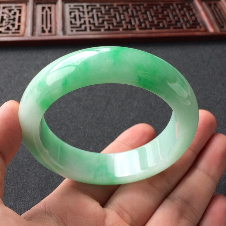 (超值推荐)糯冰种飘翠手镯(56.6mm)
