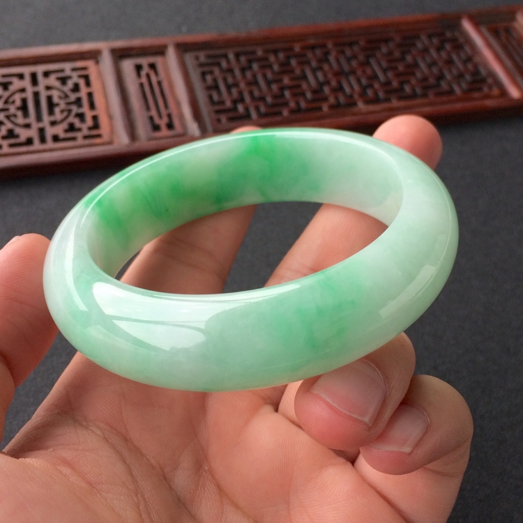 (超值推荐)糯冰种飘翠手镯(56.6mm)
