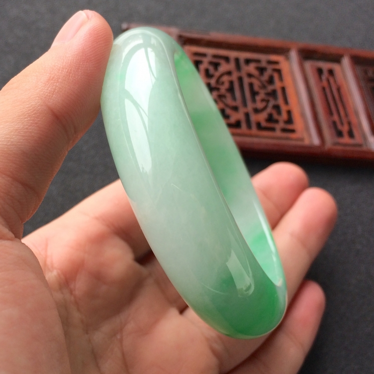 (超值推荐)糯冰种飘翠手镯(56.6mm)