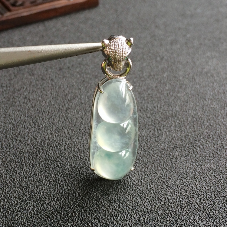 (超值推荐)冰种飘花镶白金福豆胸坠