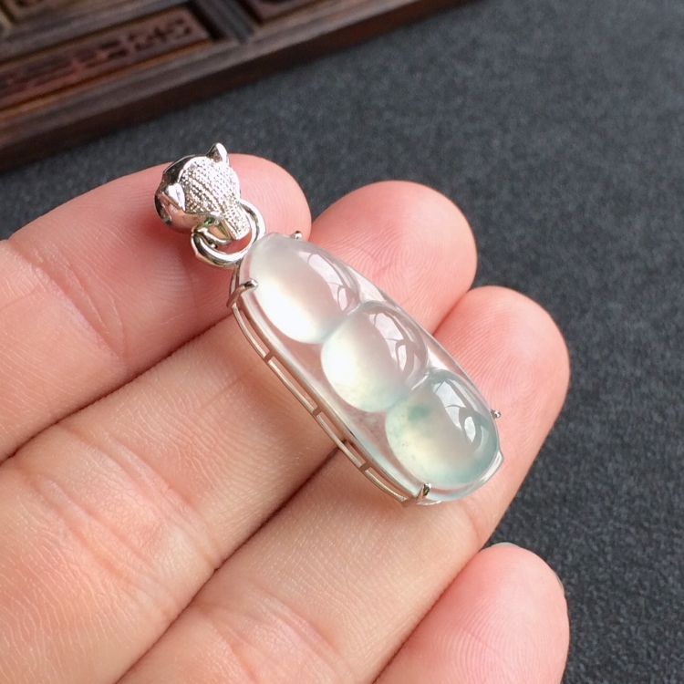 (超值推荐)冰种飘花镶白金福豆胸坠