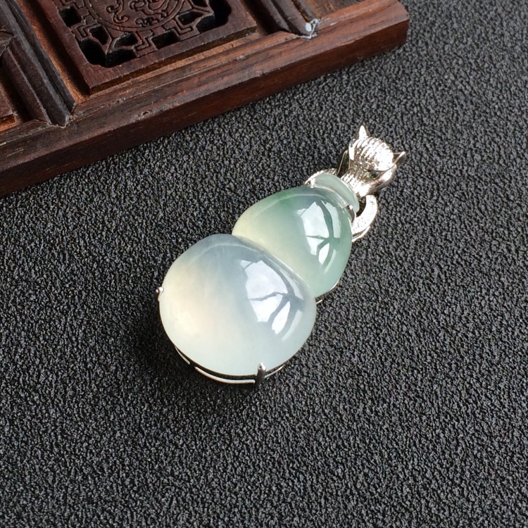 (超值推荐)冰种飘花镶白金葫芦胸坠