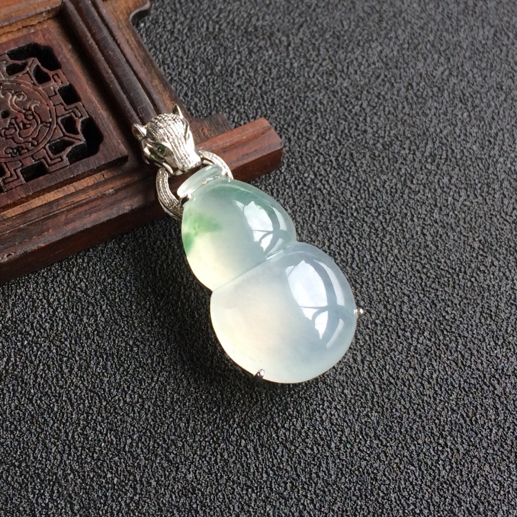 (超值推荐)冰种飘花镶白金葫芦胸坠
