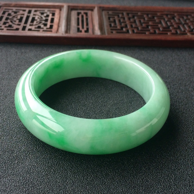 (超值推荐)糯冰种飘翠手镯(53.5mm)