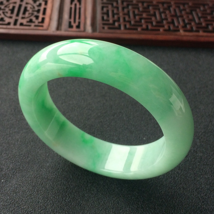 (超值推荐)糯冰种飘翠手镯(53.5mm)