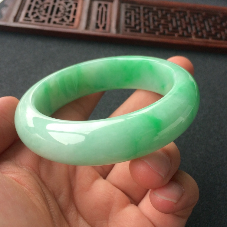 (超值推荐)糯冰种飘翠手镯(53.5mm)