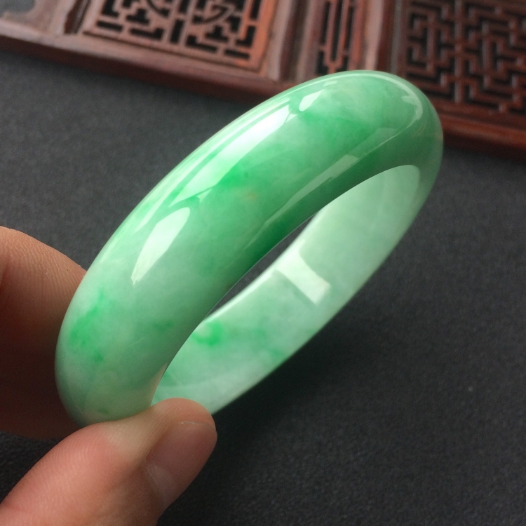(超值推荐)糯冰种飘翠手镯(53.5mm)