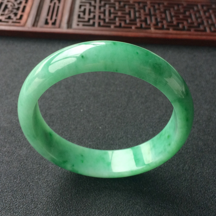 (超值推荐)糯冰种飘翠手镯(57.2mm)