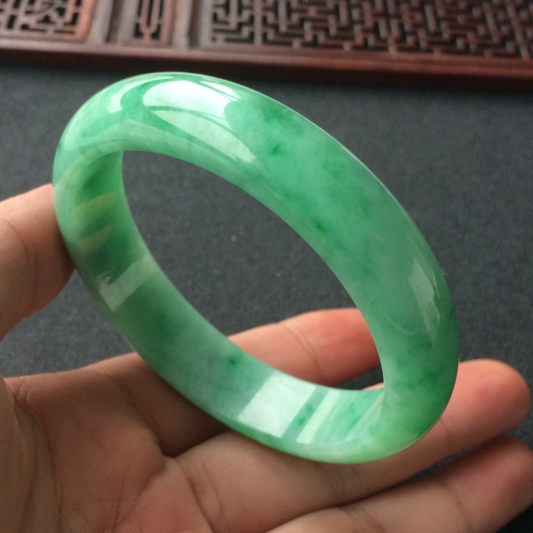 (超值推荐)糯冰种飘翠手镯(57.2mm)
