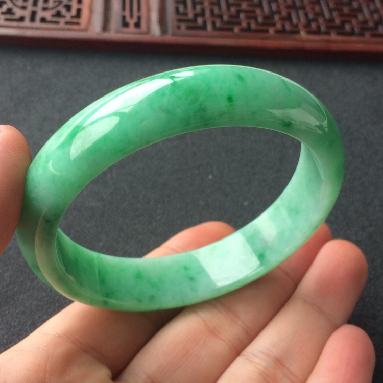 (超值推荐)糯冰种飘翠手镯(57.2mm)