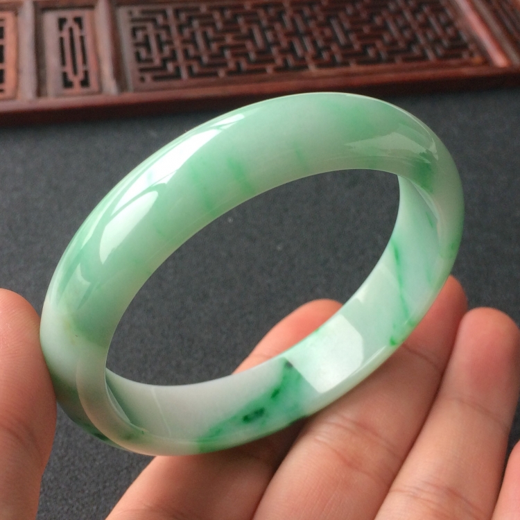 (超值推荐)糯冰种飘翠手镯(56.6mm)