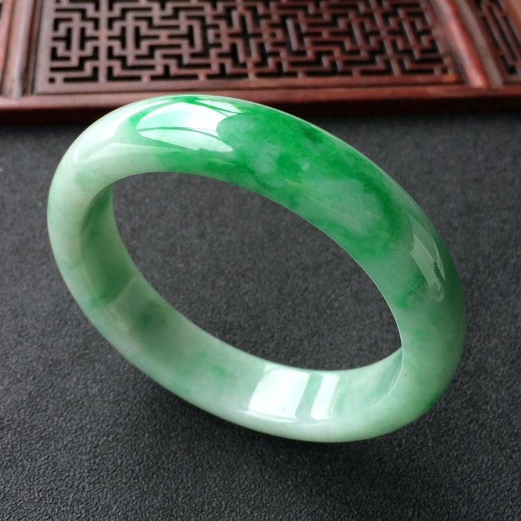(超值推荐)糯冰种飘翠手镯(56.5mm)