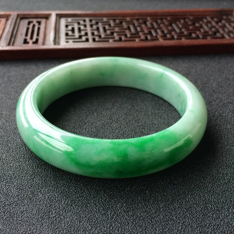 (超值推荐)糯冰种飘翠手镯(56.5mm)