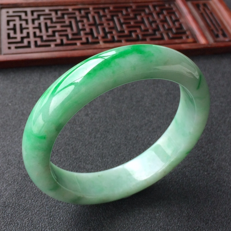 (超值推荐)糯冰种飘翠手镯(56.5mm)