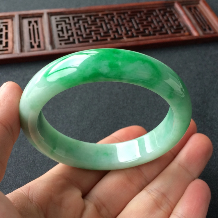 (超值推荐)糯冰种飘翠手镯(56.5mm)