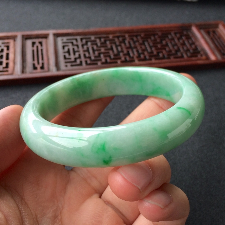 (超值推荐)糯冰种飘翠手镯(56.5mm)