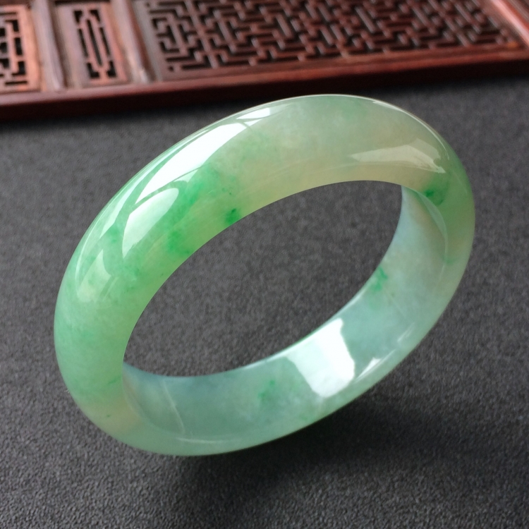 (超值推荐)糯冰种飘翠手镯(57.7mm)