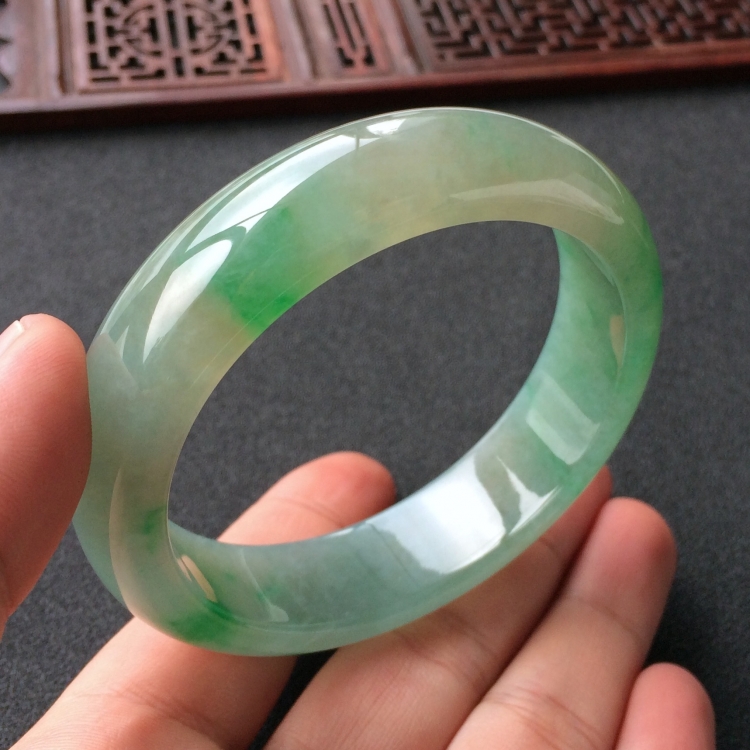 (超值推荐)糯冰种飘翠手镯(57.7mm)