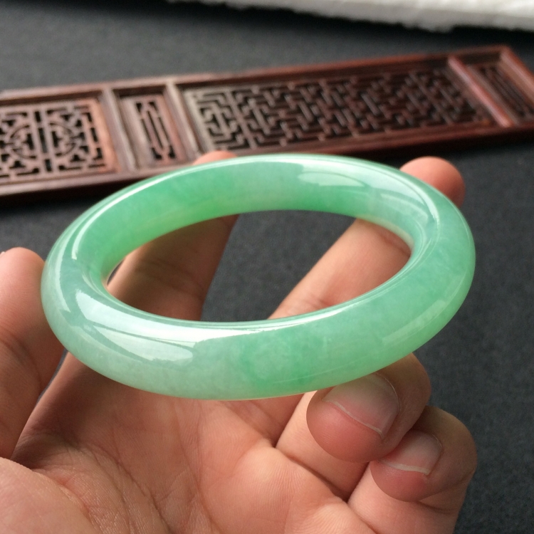 (超值推荐)糯冰种浅绿圆条手镯(55.3mm)