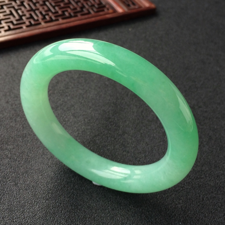 (超值推荐)糯冰种浅绿圆条手镯(55.3mm)