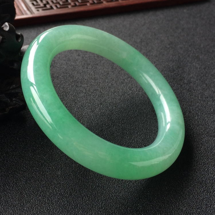 (超值推荐)糯冰种浅绿圆条手镯(55.3mm)