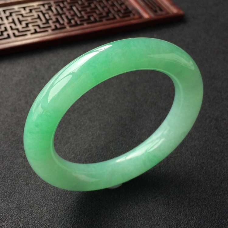 (超值推荐)糯冰种浅绿圆条手镯(55.3mm)